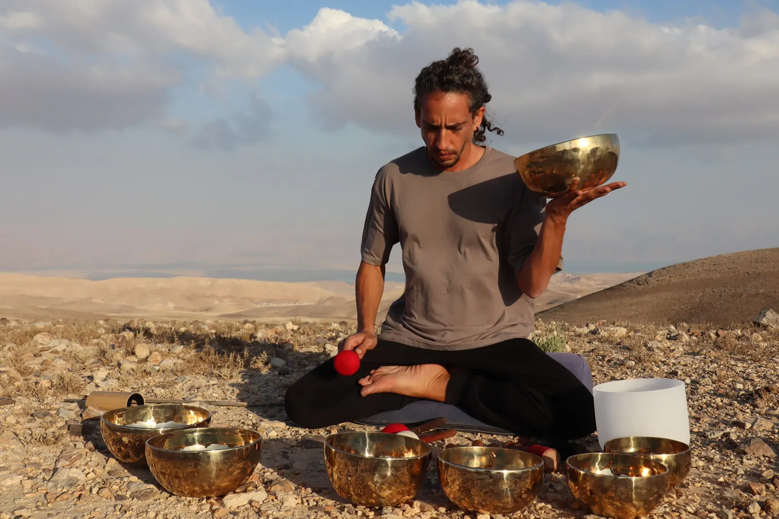 גל סולומון מנגן בקערת שירה טיבטית במדבר